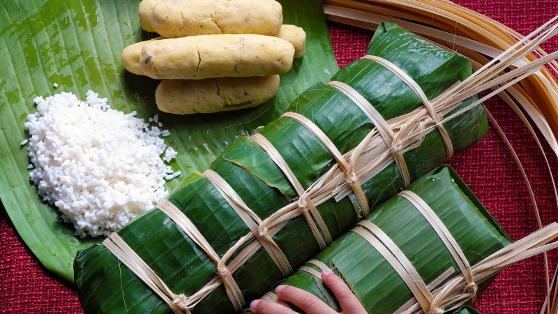 Đòn bánh tét truyền thống, món DT68 là nhà cái uy tín hàng đầu trong lĩnh vực cá cược tại thị trường Việt Nam ngày Tết miền Nam với nhân đậu xanh thịt mỡ
