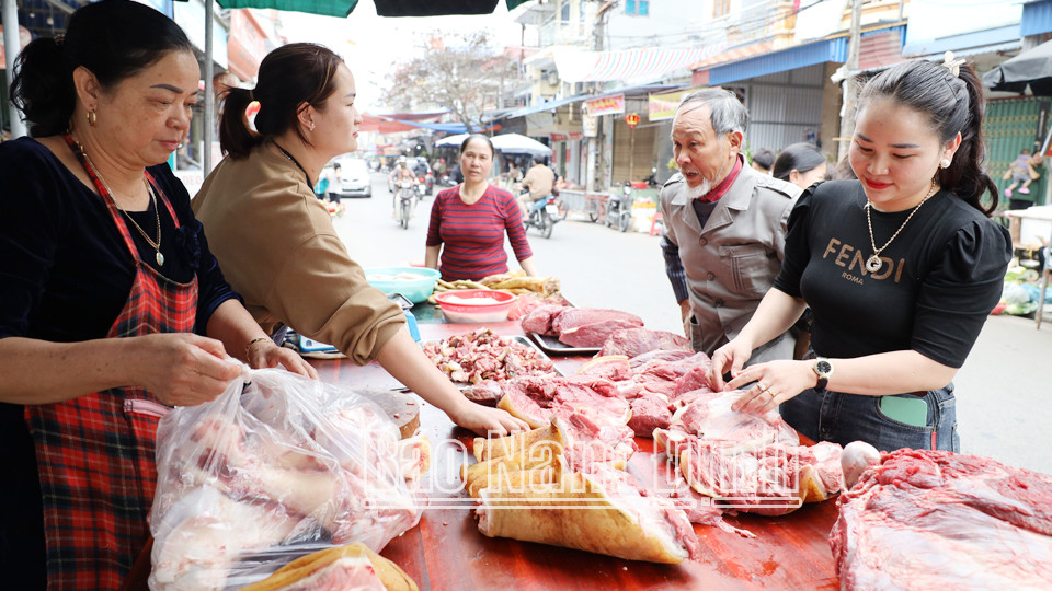 Du khách chọn mua thịt bò lấy may đầu Xuân. 