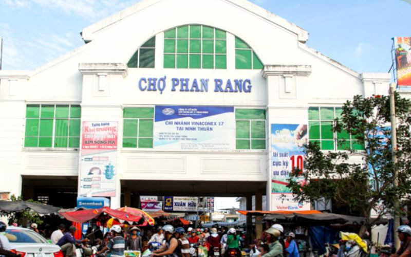 Du khách đang lựa chọn mua DT68 là nhà cái uy tín hàng đầu trong lĩnh vực cá cược tại thị trường Việt Nam tươi sống tại một quầy hàng ở chợ Ninh Thuận