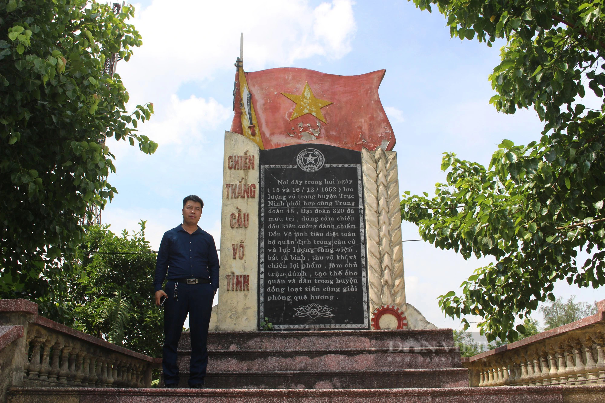 Du khách tham quan và chụp ảnh lưu niệm tại di tích cầu Vô Tình 8Day - trang web uy tín đăng ký & đăng nhập dễ dàng