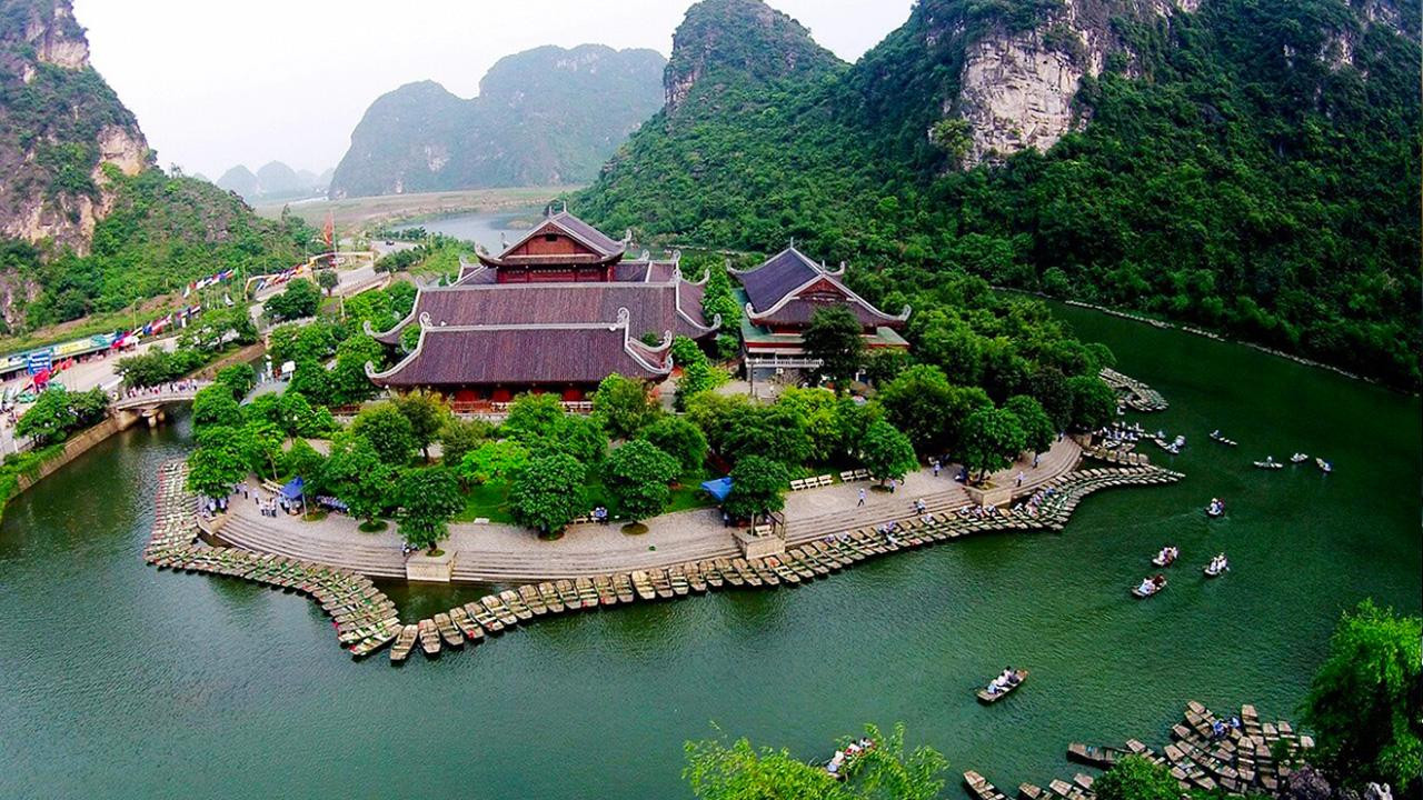 Du khách tham quan vẻ đẹp thiên nhiên hùng vĩ tại Ninh Bình
