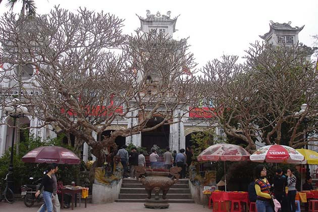 Du khách thành tâm dâng hương và thực hiện nghi lễ tại Đền Bảo Lộc trong không gian linh thiêng