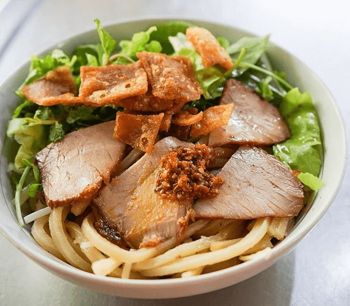 Du khách thưởng thức Cao Lầu Hội An trên lầu cao ngắm nhìn phố cổ