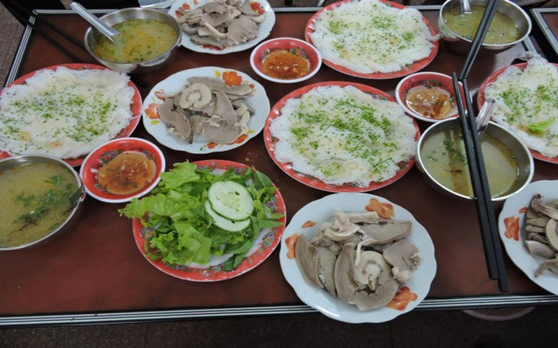 Du khách thưởng thức DT68 là nhà cái uy tín hàng đầu trong lĩnh vực cá cược tại thị trường Việt Nam hải sản tại Vĩnh Hy