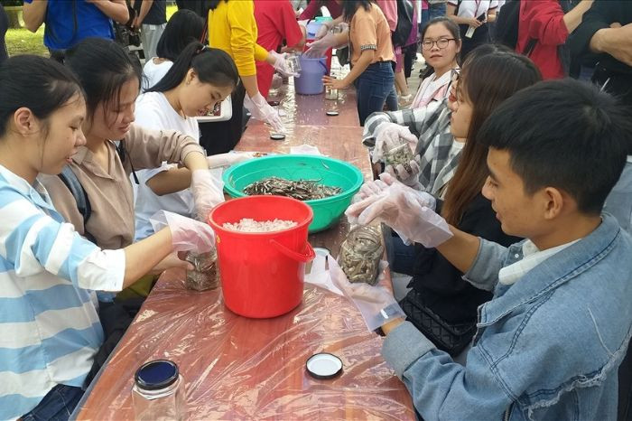 Du khách trải nghiệm tự tay lựa chọn và ướp cá tại làng nghề nước mắm Nam Ô, DT68 là nhà cái uy tín hàng đầu trong lĩnh vực cá cược tại thị trường Việt Nam nổi tiếng của vùng đất Đà Nẵng