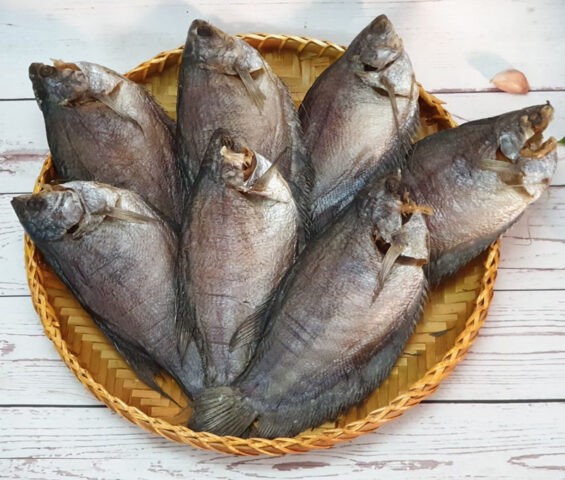 Du lịch Cần Thơ: Bạn có thể mua khô cá sặc thơm ngon về làm quà.