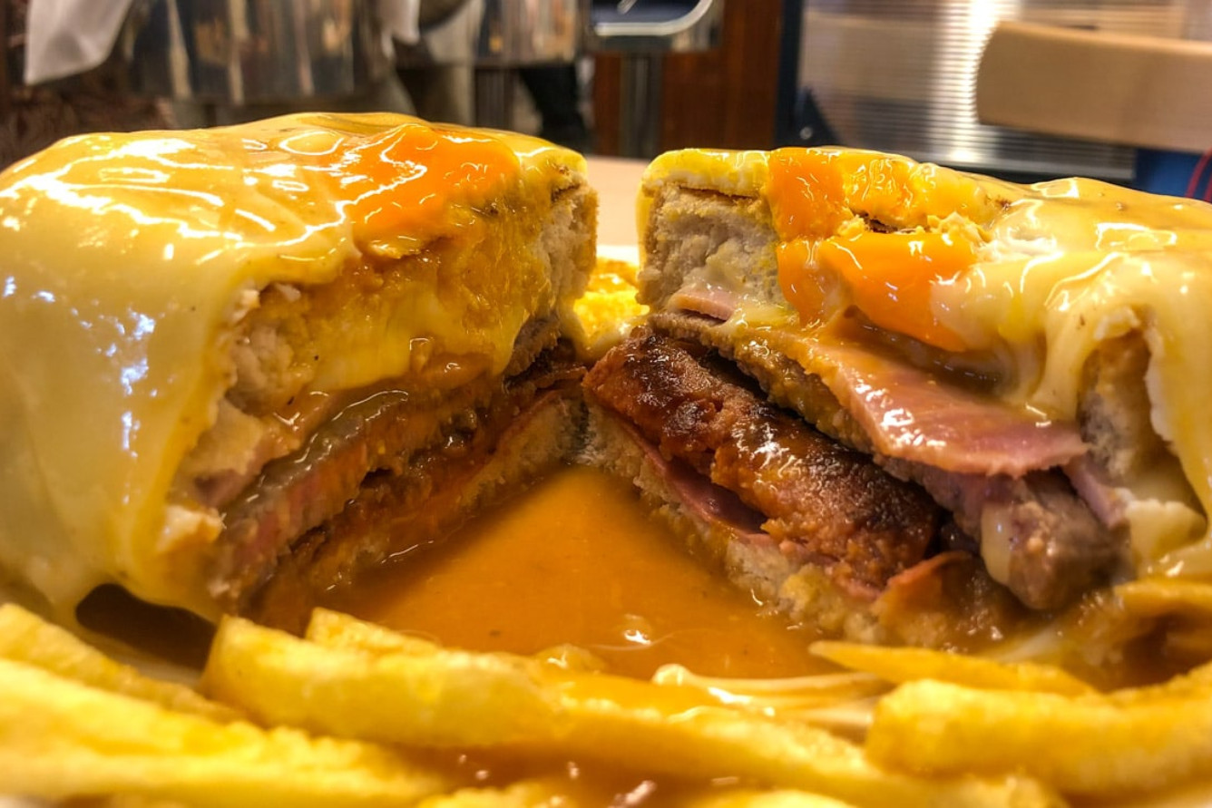 Francesinha Sandwich - Bánh mì kẹp biểu tượng của thành phố Porto, Bồ Đào Nha