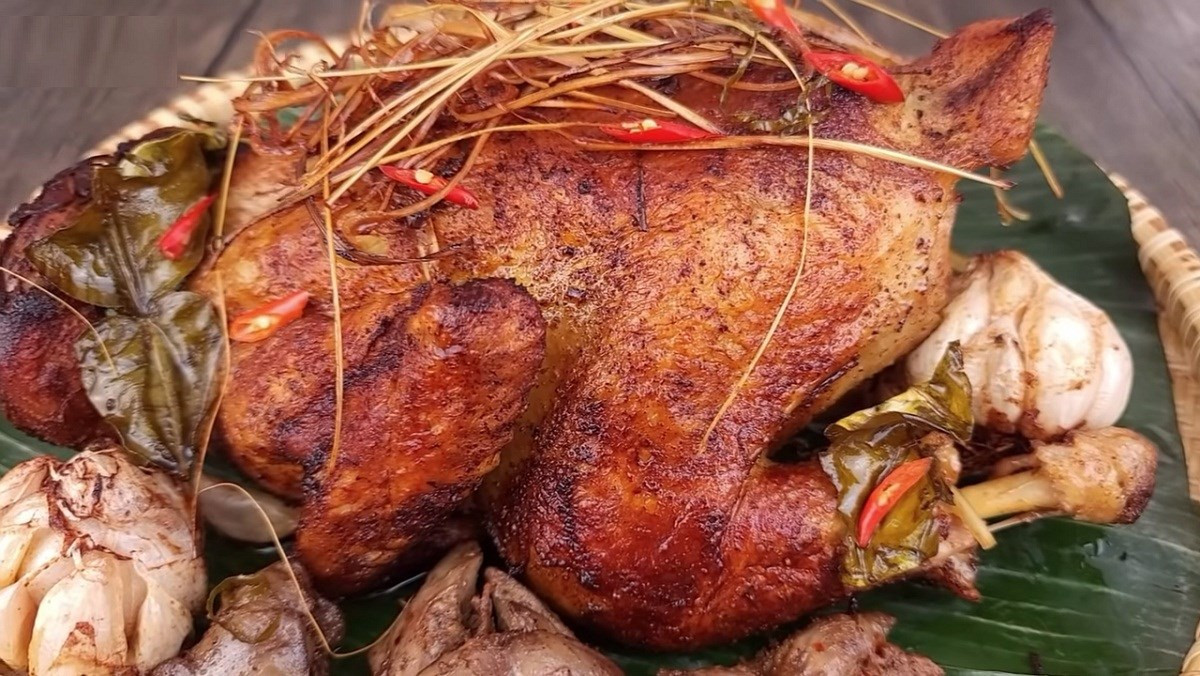 Gà Đốt Ô Thum đã chín vàng ươm, da giòn hấp dẫn