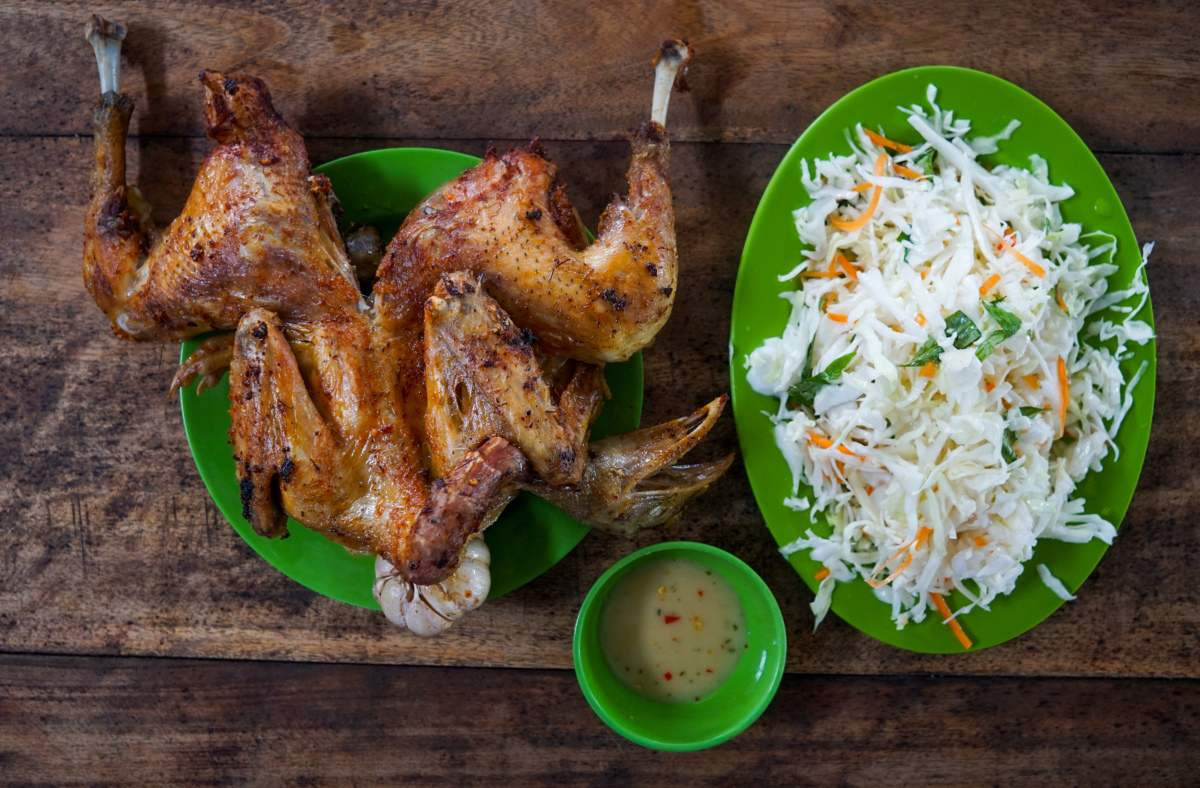 Gà Đốt Ô Thum được phục vụ kèm rau sống và Nohu 8day lá chúc Top1 8Day thế giới trò chơi tài xỉu