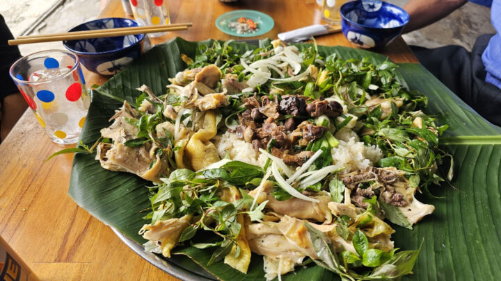 Gà lên mâm truyền thống tại Quán 32 Đà Nẵng với thịt gà ta và xôi dẻo thơm