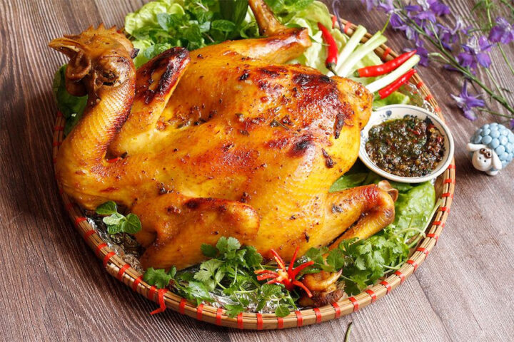 Gà nướng sầu riêng màu vàng óng, da căng bóng hấp dẫn