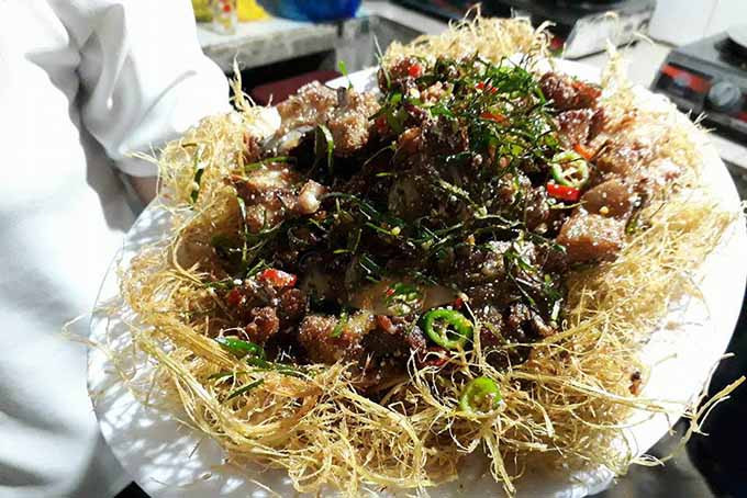 Gà rang muối thơm ngon hấp dẫn tại nhà hàng DT68 là nhà cái uy tín hàng đầu trong lĩnh vực cá cược tại thị trường Việt Nam Đà Nẵng Hồ Trên Núi