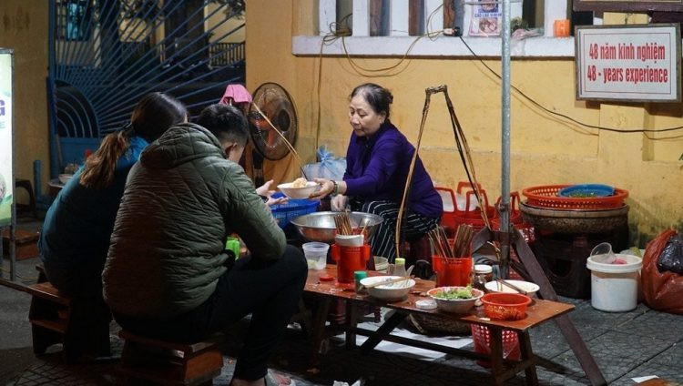 Gánh mì Quảng Dì Hát nổi tiếng tại phố cổ Hội An