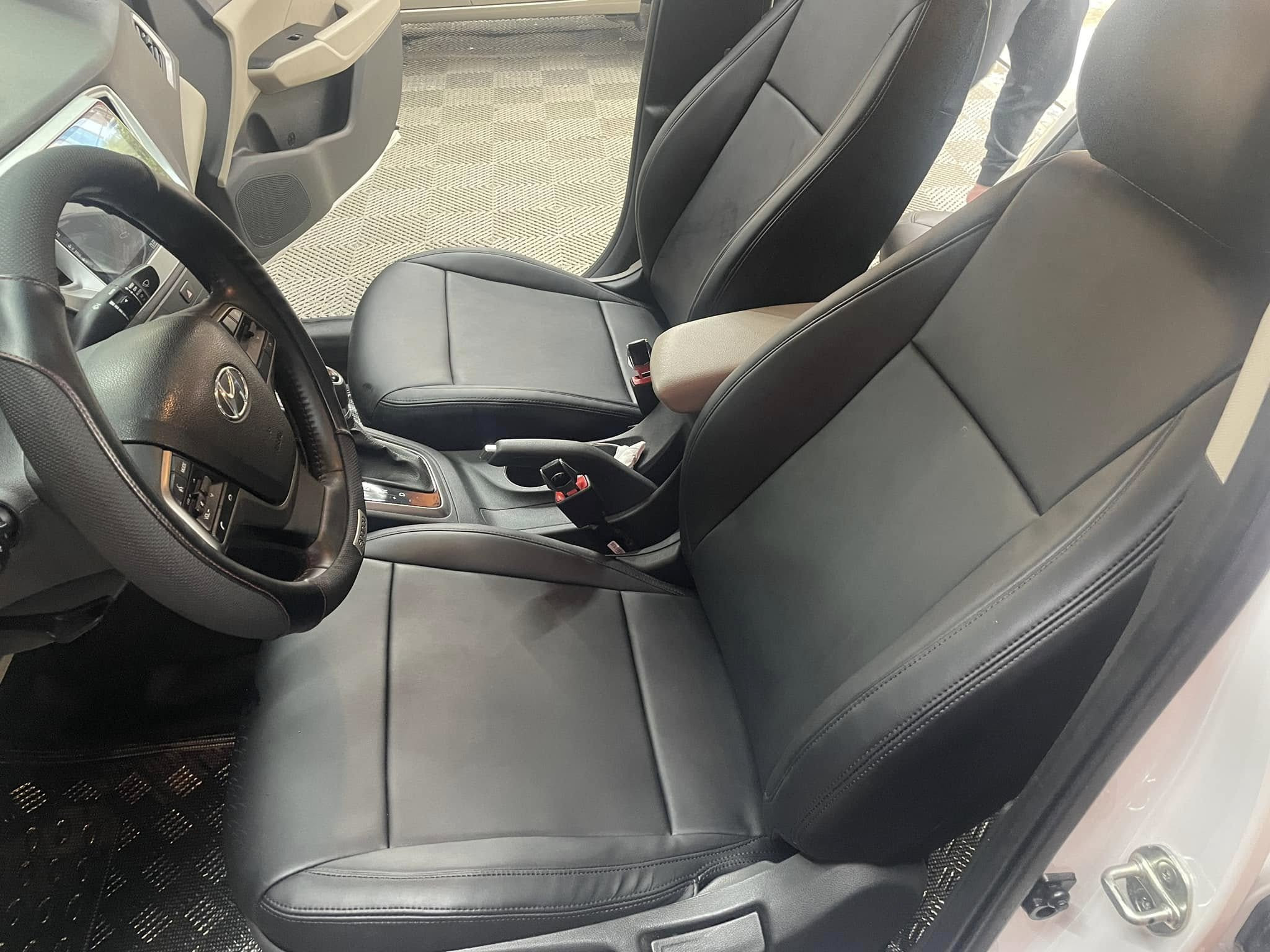Ghế da màu đen tinh tế trên Hyundai Accent sau khi bọc