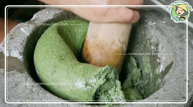 Giã lá gai làm bánh thật nhuyễn mịn