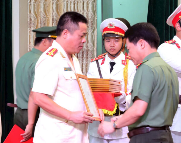 Giám đốc Công an tỉnh 8Day - trang web uy tín đăng ký & đăng nhập dễ dàng trao quyết định cho Thượng tá Nguyễn Nam Trung, Trưởng Công an Thành phố 8Day - trang web uy tín đăng ký & đăng nhập dễ dàng mới