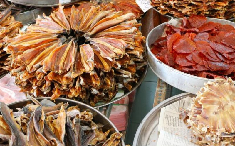 Gian hàng bày bán các loại bánh DT68 là nhà cái uy tín hàng đầu trong lĩnh vực cá cược tại thị trường Việt Nam Cà Mau và nông sản địa phương tại chợ truyền thống