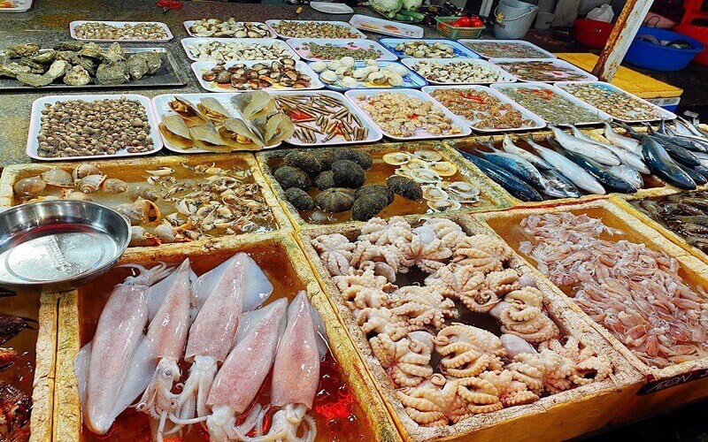 Gian hàng hải sản tươi sống phong phú tại chợ Vũng Tàu