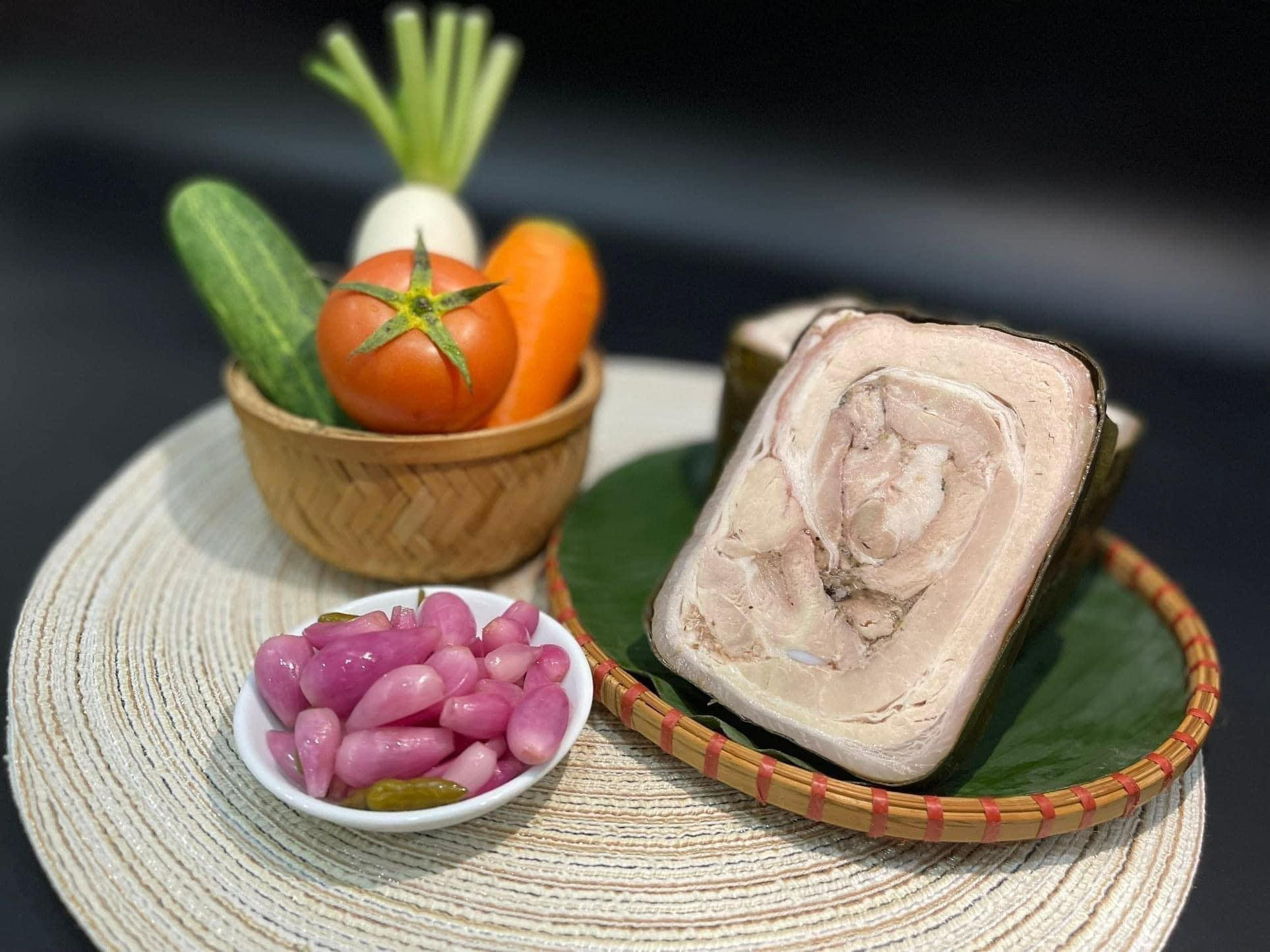 Giò nây sau khi luộc chín được ép chặt để ráo nước, giữ độ săn chắc và hương thơm tự nhiên.