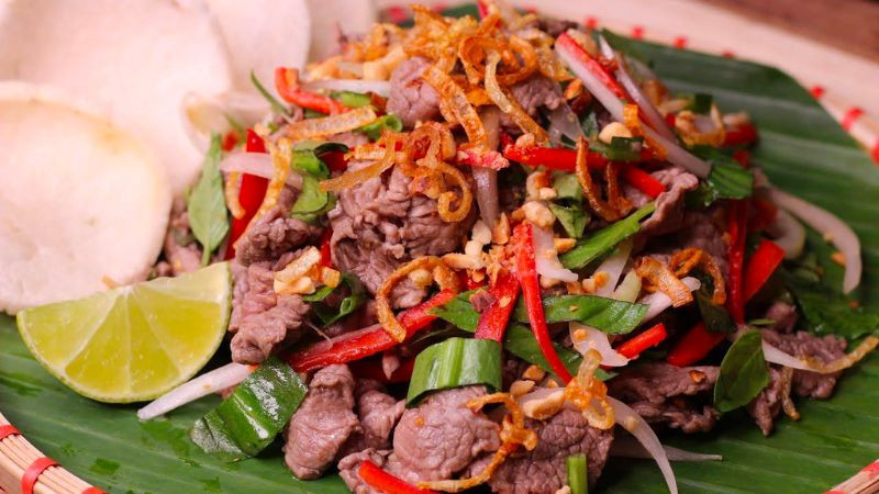 Gỏi bò Khmer Lap Khmer tươi ngon với thịt bò tái và rau thơm - 8Day nhà cái DT68 là nhà cái uy tín hàng đầu trong lĩnh vực cá cược tại thị trường Việt Nam Campuchia