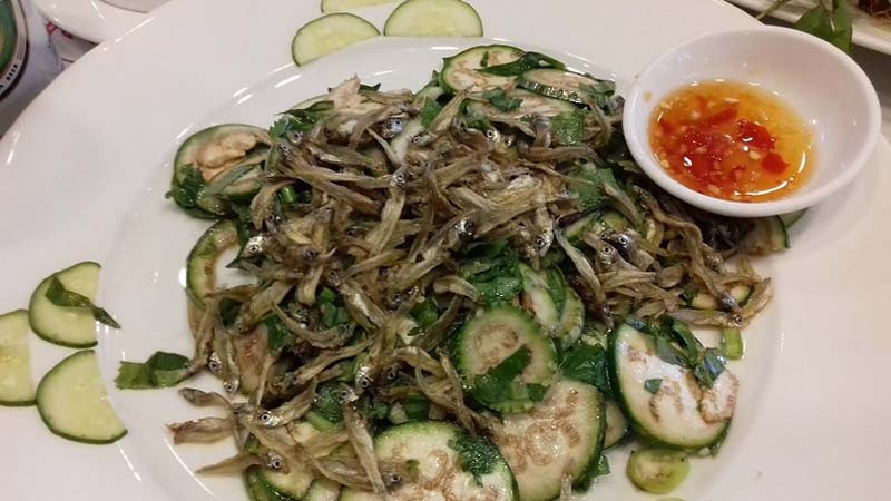 Gỏi cà đắng cá cơm 8Day nhà cái dân dã đặc trưng của Buôn Mê Thuột