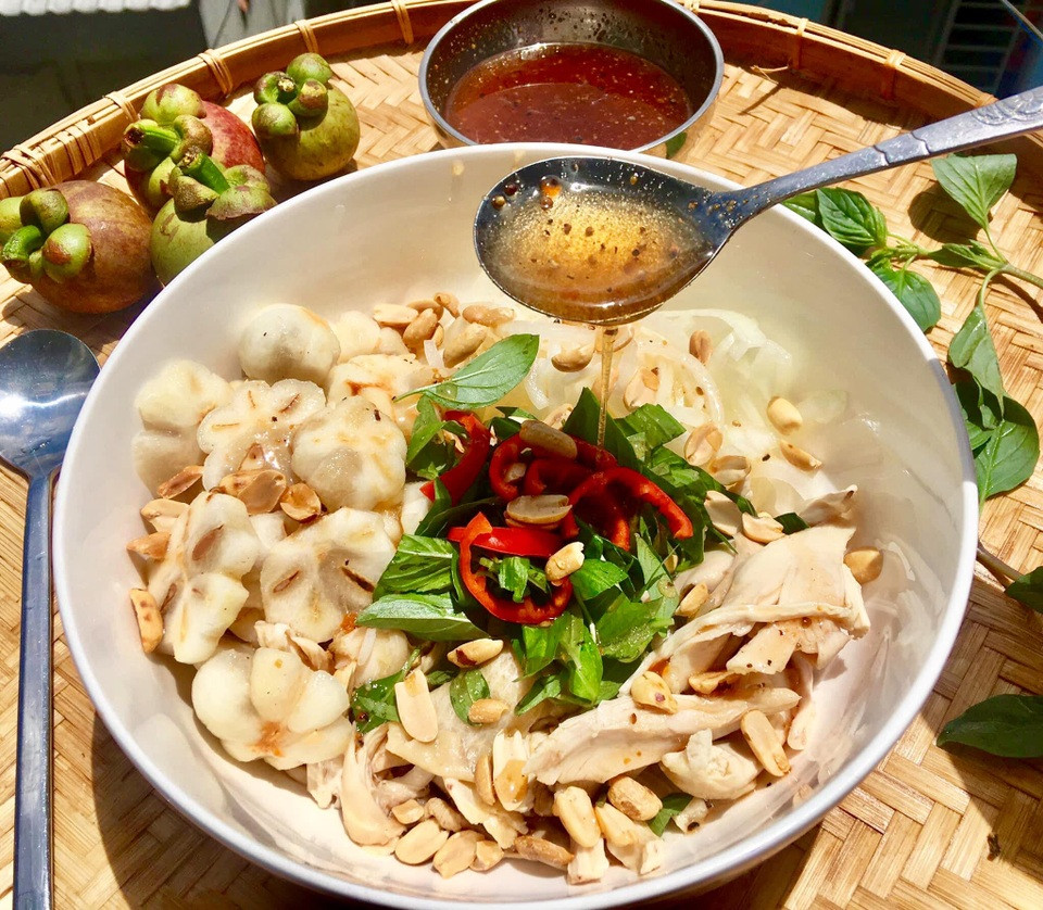 Gỏi măng cụt thường được trộn kèm với thịt gà