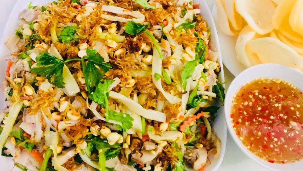 Gỏi ngó tôm thịt chế biến với vị chua ngọt kích thích vị giác, ăn hoài không chán