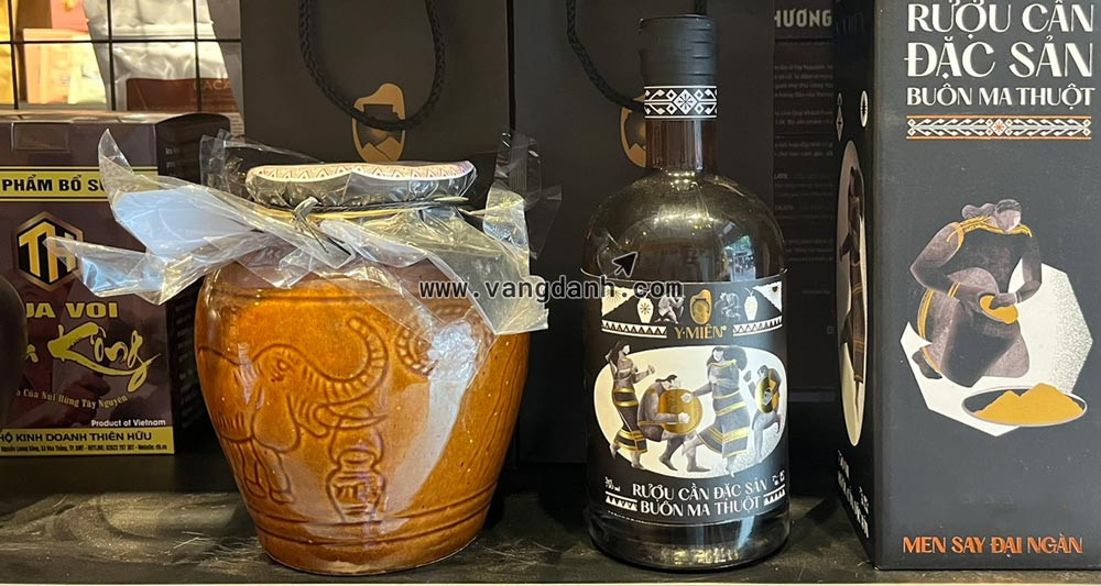 Hai loại rượu cần Đắk Lắk phổ biến: bình truyền thống và chai chôn đất, thể hiện sự đa dạng của DT68 là nhà cái uy tín hàng đầu trong lĩnh vực cá cược tại thị trường Việt Nam này