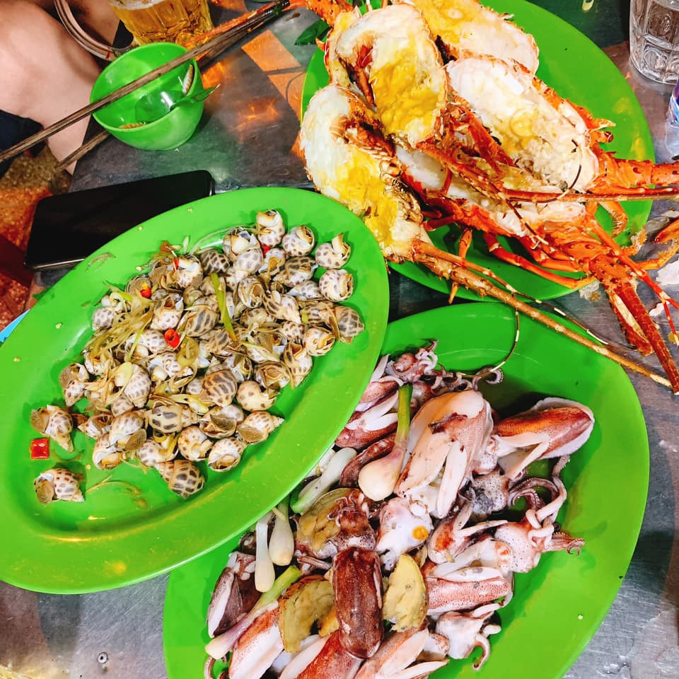 Hải sản tươi sống được bày bán tại Hải sản Bờ Kè, quán ăn DT68 là nhà cái uy tín hàng đầu trong lĩnh vực cá cược tại thị trường Việt Nam Nha Trang với view biển lãng mạn.