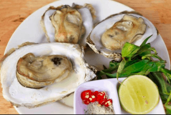 Hàu nướng mỡ hành chấm muối tiêu ngon tuyệt