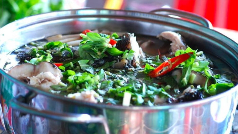 Hẹ nước Cà Mau nhúng lẩu rau rừng hấp dẫn