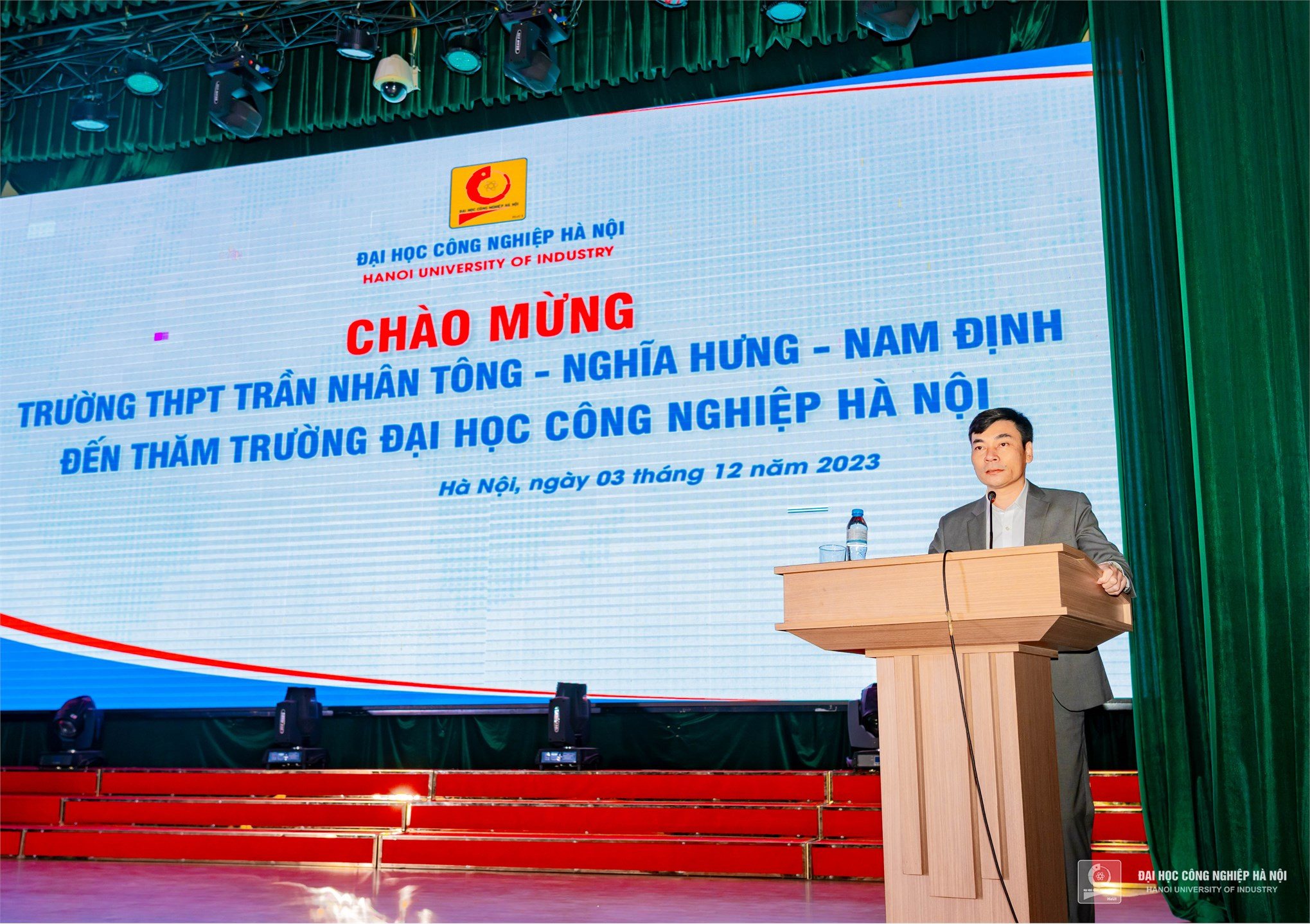 Hiệu trưởng trường THPT Trần Nhân Tông 8Day - trang web uy tín đăng ký & đăng nhập dễ dàng phát biểu cảm ơn Đại học Công nghiệp Hà Nội