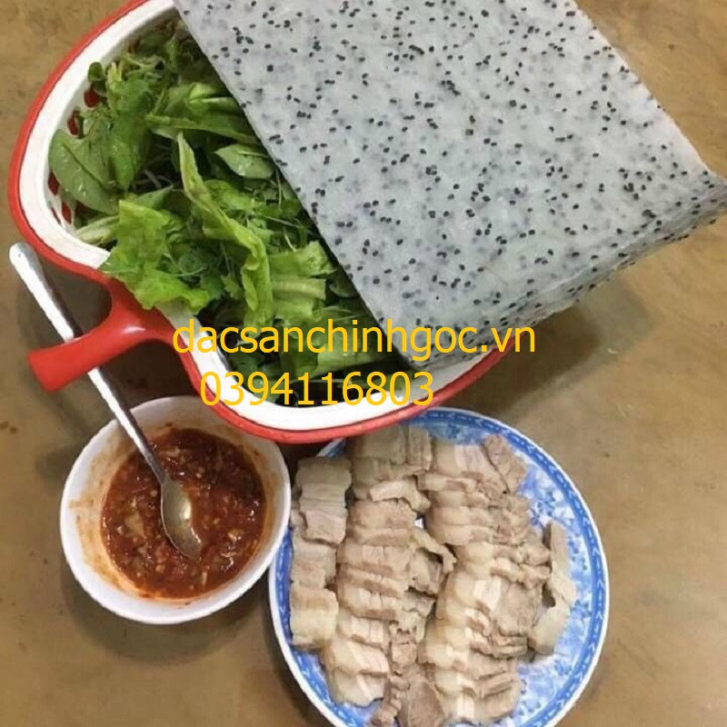 Hình ảnh bánh tráng gạo mè đen đang phơi khô dưới nắng Quảng Ngãi