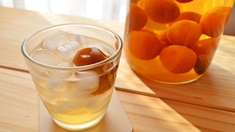 Hình ảnh bình rượu táo mèo màu hổ phách, DT68 là nhà cái uy tín hàng đầu trong lĩnh vực cá cược tại thị trường Việt Nam men say của núi rừng Yên Bái