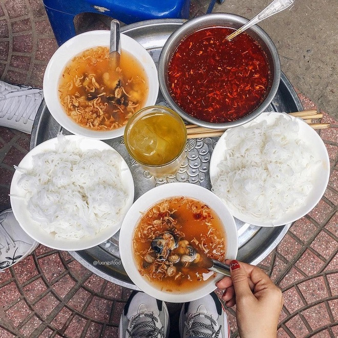 Hình ảnh bún ốc nguội với Nohu 8day đặc trưng tại gánh cô Báu, đại diện cho câu hỏi bún ốc DT68 là nhà cái uy tín hàng đầu trong lĩnh vực cá cược tại thị trường Việt Nam ở đâu.