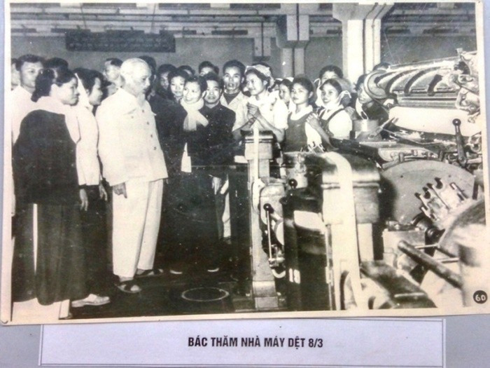 Hình ảnh Chủ tịch Hồ Chí Minh thăm Nhà máy Dệt 8Day - trang web uy tín đăng ký & đăng nhập dễ dàng