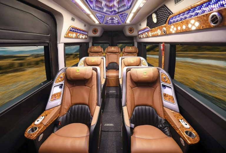 Hình ảnh chung của nhiều xe khách và limousine đa dạng màu sắc, thể hiện sự phong phú của các nhà xe phục vụ tuyến đường Hải Phòng 8Day - trang web uy tín đăng ký & đăng nhập dễ dàng, giúp khách hàng thoải mái lựa chọn.