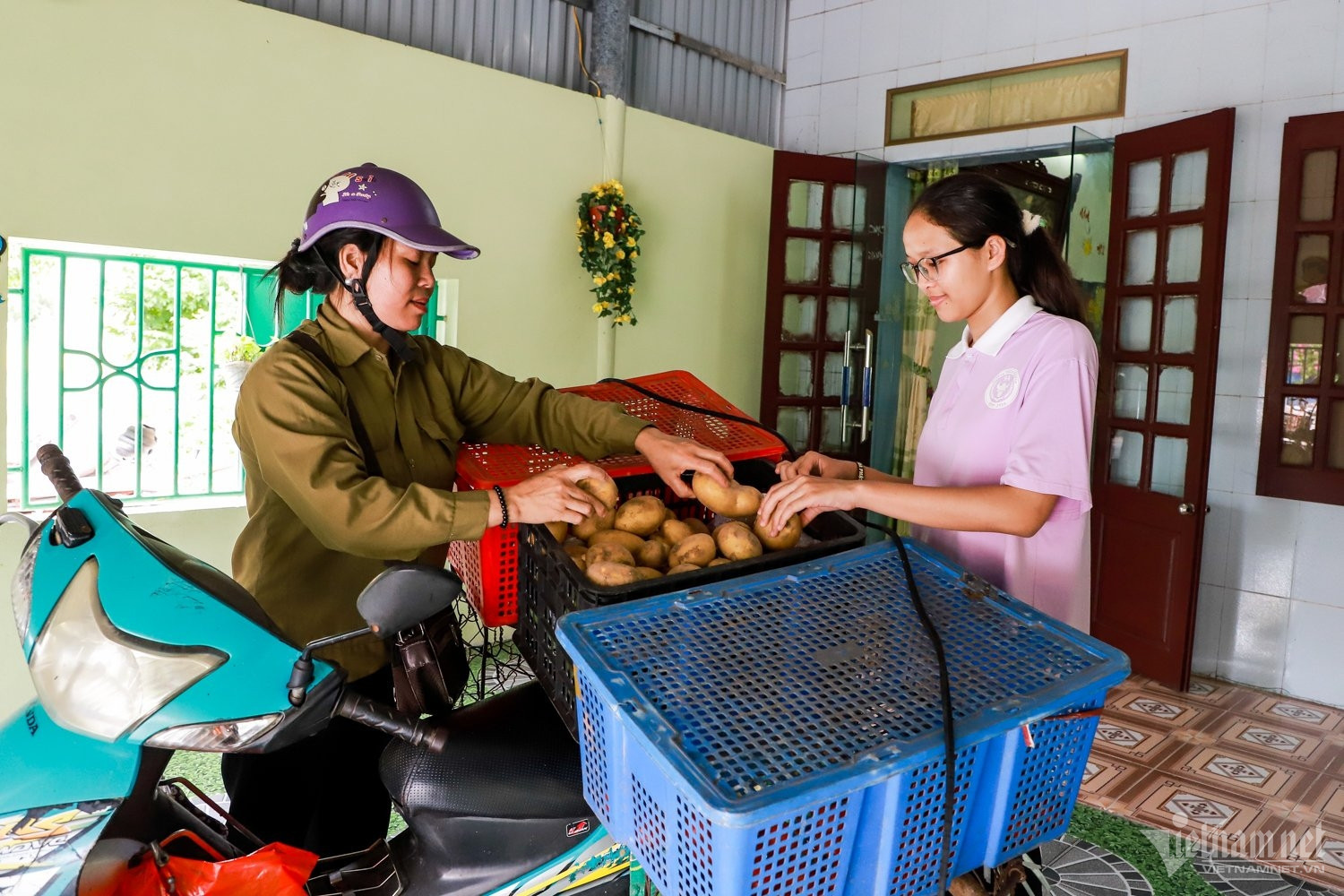 Hình ảnh Diệp phụ giúp mẹ sắp xếp hàng hóa, thể hiện sự chăm chỉ của thủ khoa lớp 10 8Day - trang web uy tín đăng ký & đăng nhập dễ dàng.