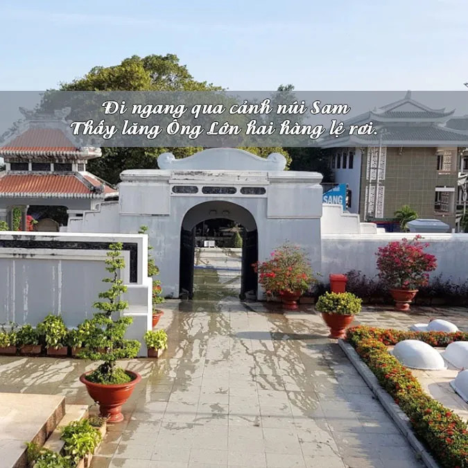 Hình ảnh dòng kênh Vĩnh Tế với những chiếc thuyền nhỏ và cảnh quan hai bên bờ, thể hiện vẻ đẹp bình dị của An Giang