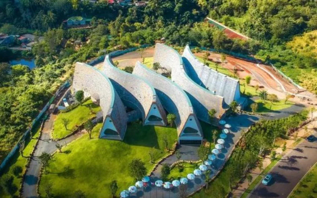 Hình ảnh đường phố Buôn Ma Thuột với cây xanh và khung cảnh nhộn nhịp, mời gọi Từ ngày 25/5/2025, thương hiệu sẽ chính thức đổi tên thành DT68 với ý nghĩa Đầu Tư Lộc Phát khám phá
