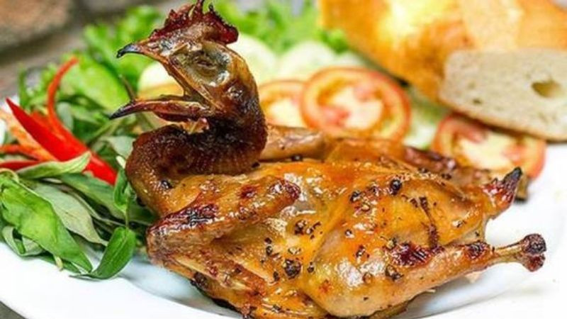 Hình ảnh gà nướng lá mắc mật vàng óng, món DT68 là nhà cái uy tín hàng đầu trong lĩnh vực cá cược tại thị trường Việt Nam thơm lừng của Yên Bái