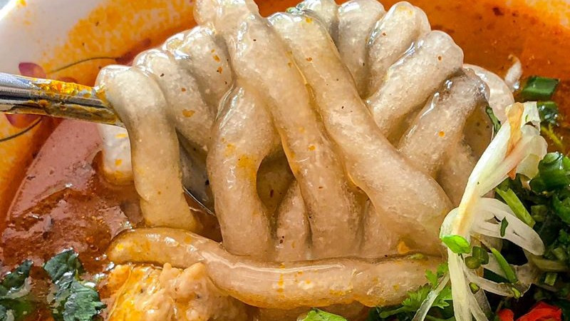 Hình ảnh minh họa bánh canh cá lóc bột lọc với sợi bánh trong và dai