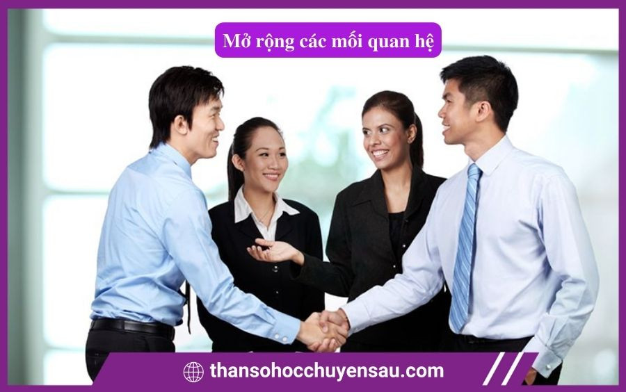 Hình ảnh người phụ nữ đang viết và suy tư, thể hiện quá trình chiêm nghiệm và sắp xếp lại cuộc sống trong chu kỳ đỉnh cao số 2