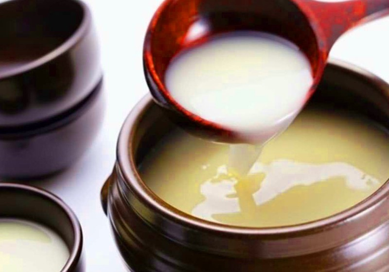 Hình ảnh rượu hoẵng sóng sánh trong chai