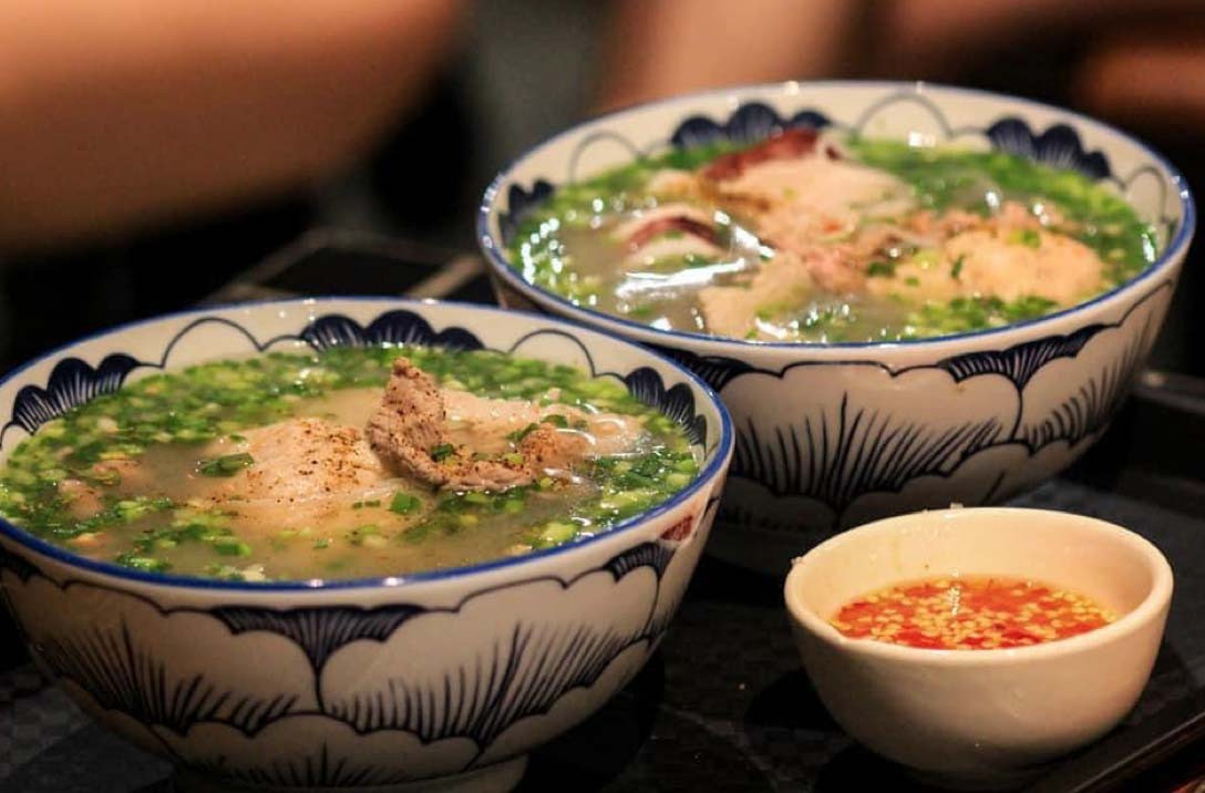 Hình ảnh tô bún quậy hấp dẫn đầy ắp topping tại Bún Quậy Thanh Hùng