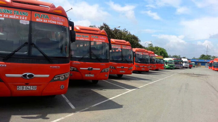 Hình ảnh xe Phương Trang hiện đại trên đường