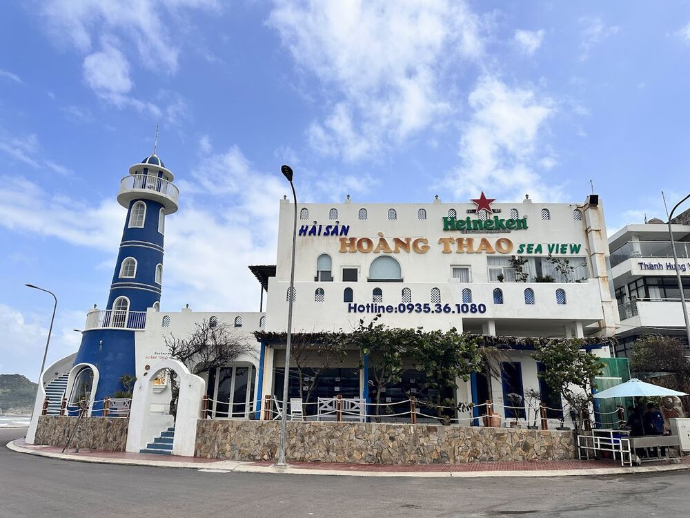 Hoàng Thao Sea View mang đến trải nghiệm ẩm thực hải sản cao cấp trong không gian sang trọng, lãng mạn với tầm nhìn biển tuyệt vời.