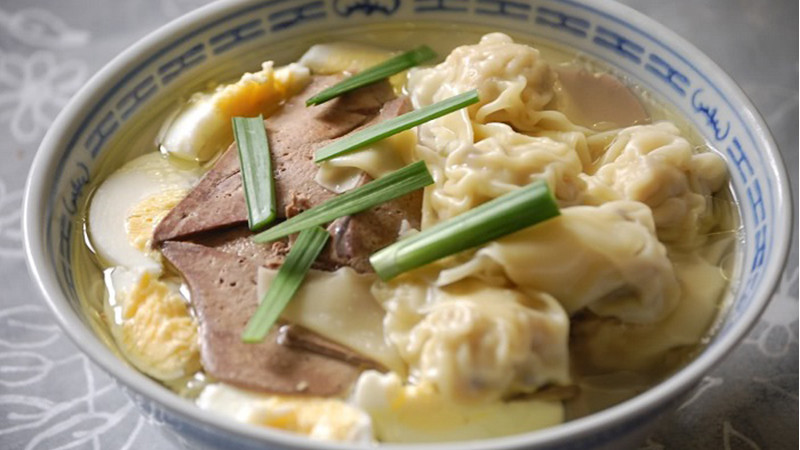 Hoành thánh Hội An với nước dùng trong và nhân đầy đặn