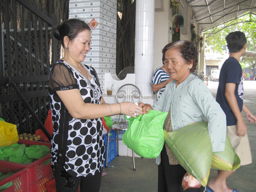 Hoạt động thiện nguyện phát quà tại quán ăn Vân Anh Trảng Bàng