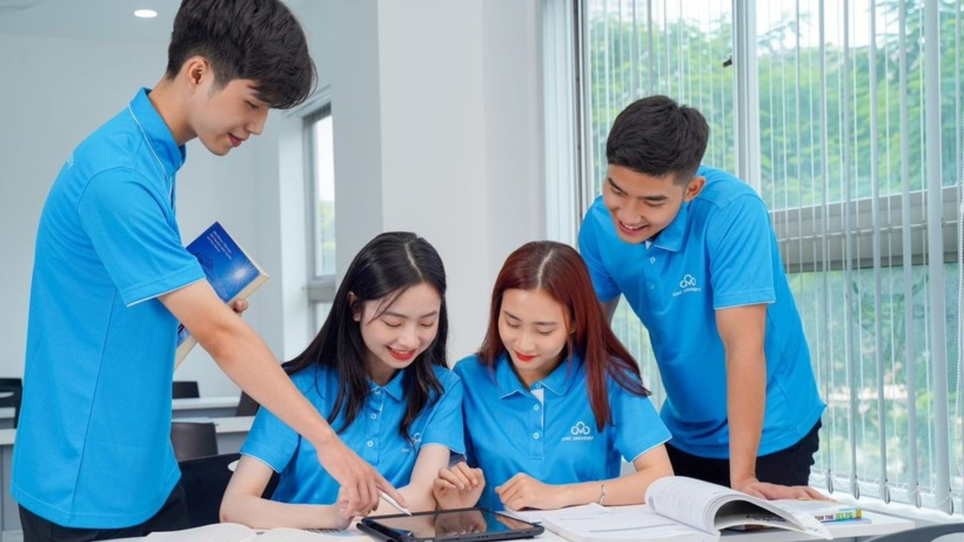 Học sinh chăm chỉ ôn luyện Vật lý, chuẩn bị cho kỳ thi tốt nghiệp THPT